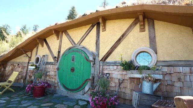 Hobbit hole! her earth house is _lord of the rings_ replica