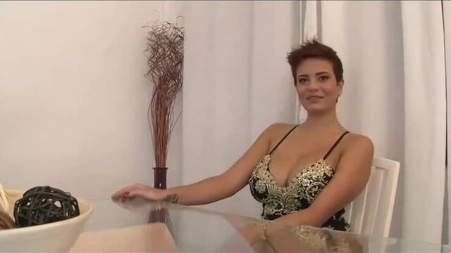 Взрослая баба с короткой стрижкой трахает парня, sex milf mature woman mom porn girl busty big milk tit boob ass (hot&horny)