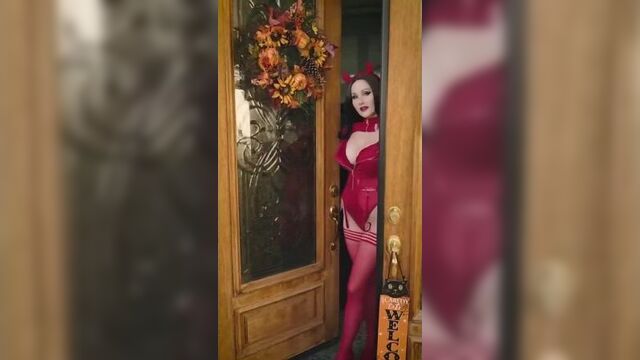 Две красотки в купальниках развлекаются друг с другом, пока их не прерывает голый мужик с огромной дилдой (полное видео можно на