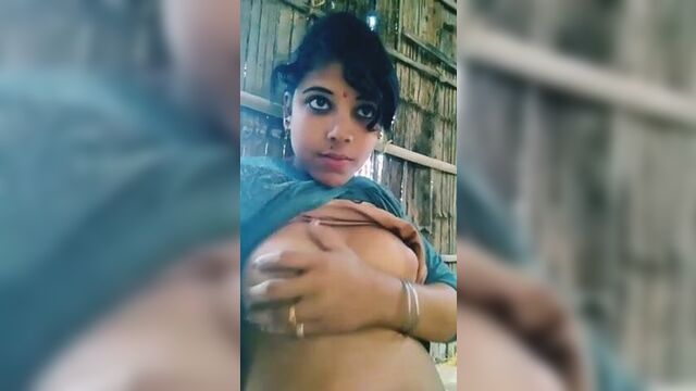 Indian girl shows boobs