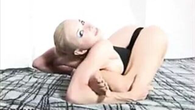 Attempting autocunnilingus