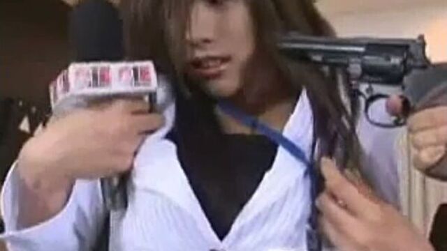 Ведущую вынудили раздеться догола в прямом эфире