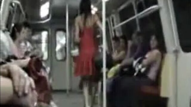 Любительский стриптиз в метро