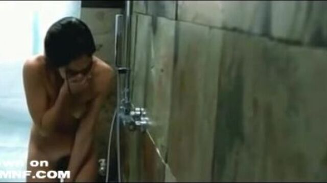 Enf: очень смущённая обнажённая девушка пытается скрыться от мужчины