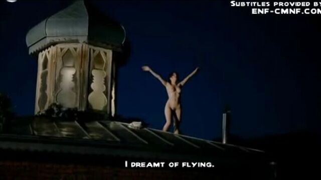 Enf, застукана голой – у раздевшейся девушки спёрли одежду прямо на крыше ночью