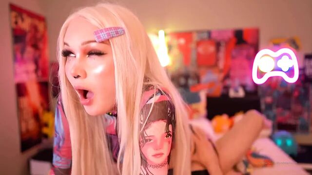 Blondelashes19 the name of the queen