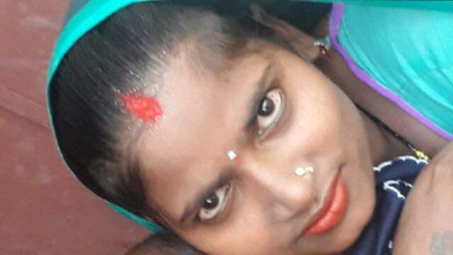 Sardi me bhabhi ki chut ko garam karke chudai kiya