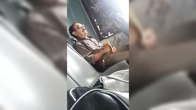 Anciano masturbandose