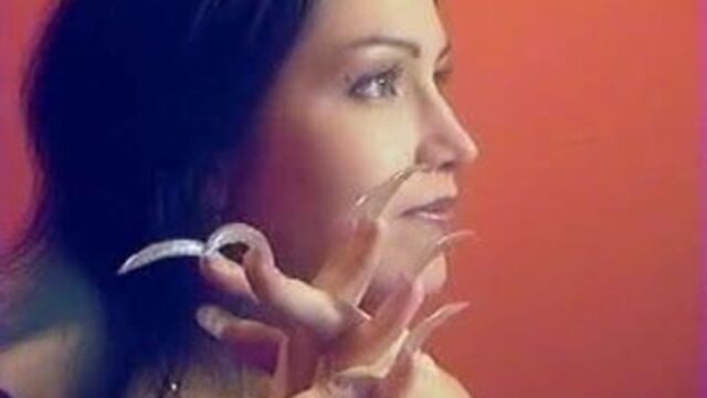 Artemida showing her long nails