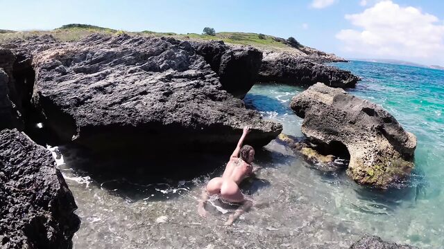 Travel nude – petite nudist girl staged a sexy show outdoor