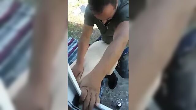 Konteynirda hatunu siken insaat iscileri.