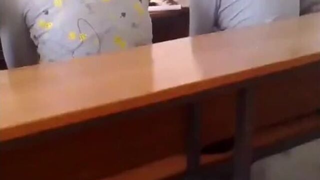 Парень дрочит прям на паре