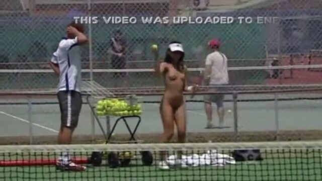 Неожиданное для окружающих обнажение на публике. oon, cmnf