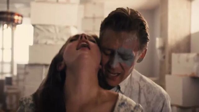 Elizabeth moss - high-rise