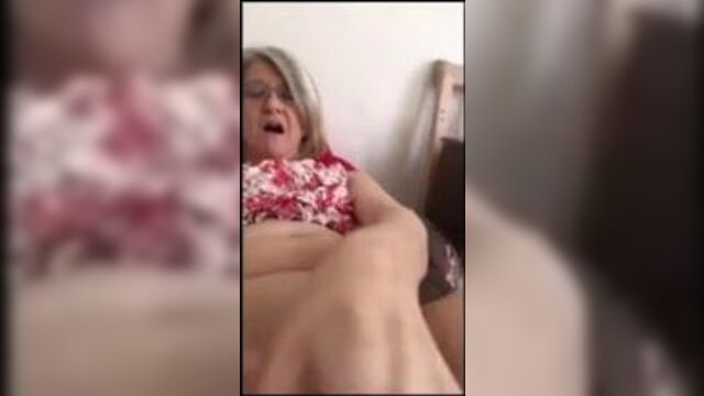 Mature selfie masturbation