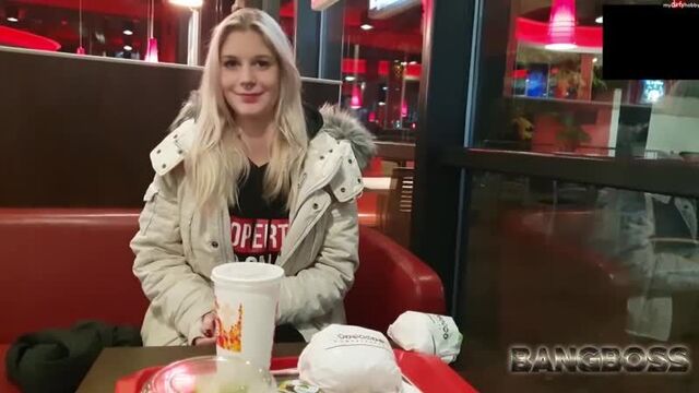 За бургер отсосала в туалете teens blowjob amateur incest[incest,milf,blonde,pov,new porn 2017,инцест большие сиськи анал минет