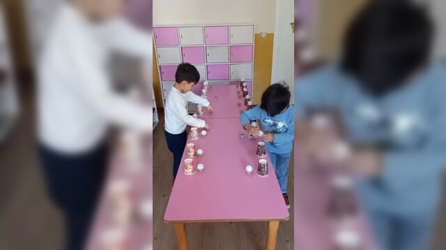 Игра "шарики и стаканчики". можно попробовать брать шарики двумя палочками или ложечками.