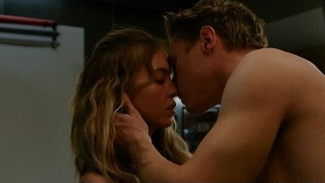 Эротическая сцена из фильма вуайеристы (2021)