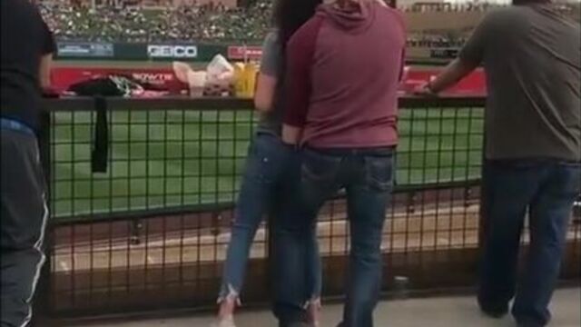 И смотрит с ней игру и ковыркает ее баребухи вкусные