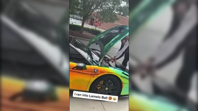 Ламело болл и его девушка приехали за продуктами на разноцветном ferrari