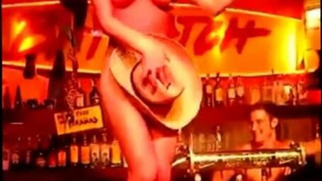 Enf, голая на "сцене" – девушку на барной стойке освистали за то, что она не показала своё тело в полной мере