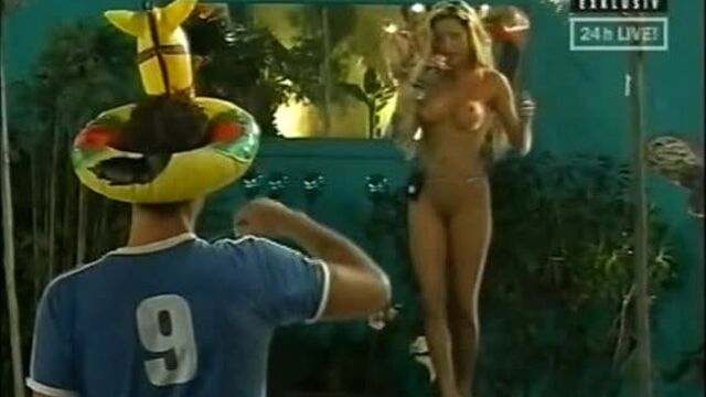 Только одна голая, голая на сцене – участница реалити-шоу раздевается догола перед другими участниками