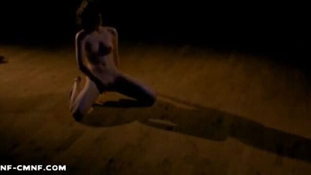 Голая на сцене, прилюдная мастурбация – голая артистка мастурбирует перед зрителями