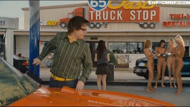 Cmnf-видео – голые девушки дурачатся на фоне фильма