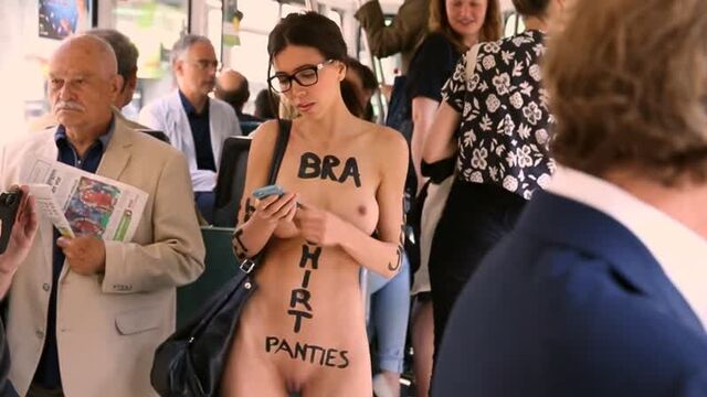 Голая на публике, голая среди одетых – артистка перформансов проживает целый день голой (на улице)