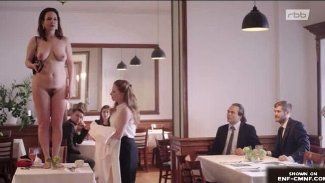 Голая среди одетых – зрелая женщина раздевается догола в ресторане