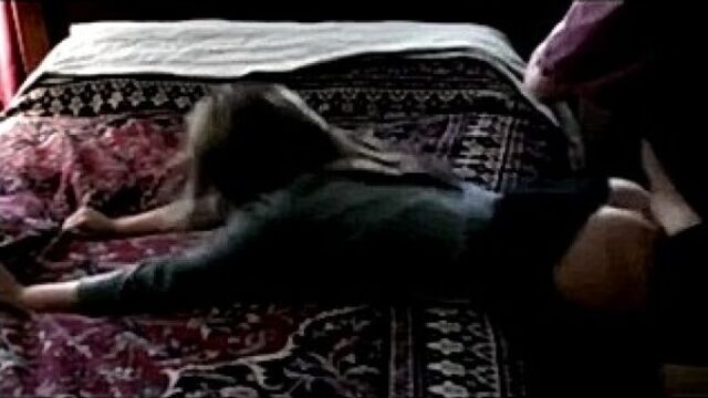 Трахнул девку раком на краю кровати, она орет громко