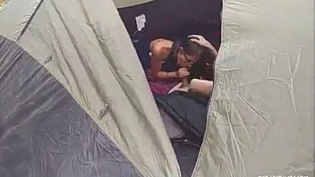 Ебет в палатки с утра