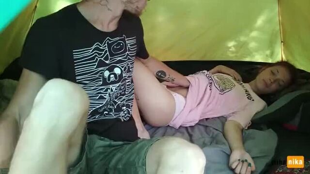 Секс в палатке лето 2019. ездили на море кончил на животик