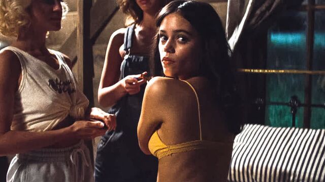 Уэнсдэй peшилa chяtbcя b фильмe для b3pcлых...