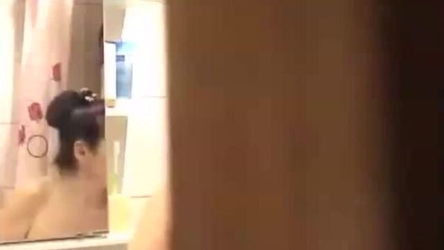 Подсмотрел за сестрой как та шалит.mp4