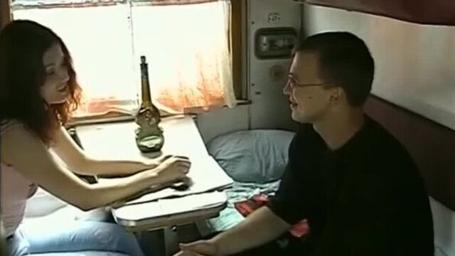 Cтрастный секс в вагоне поезда [русское,кремпай,частное,домашнее,любительское,на камеру,в поезде,в вагоне,минет,сосет,сперма]