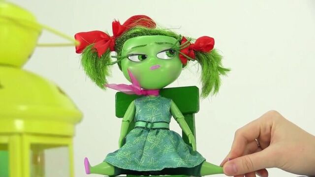 Видео для девочек. головоломки рисуют эмоции. куклы из мультика головоломка