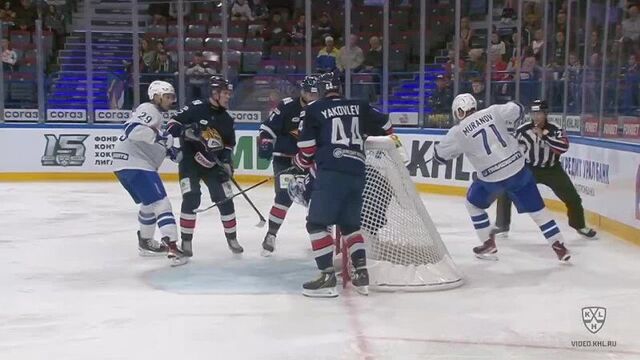 Эдвард паскуале заежает в свои ворота с шайбой 