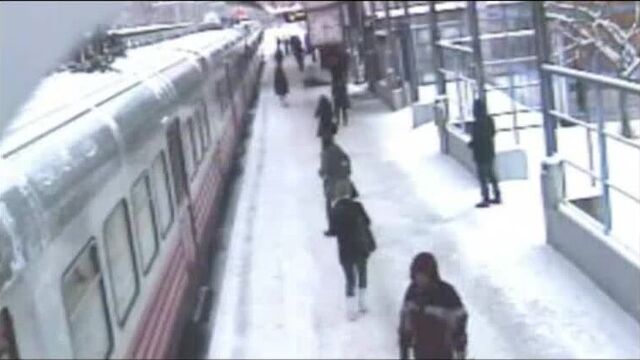 Толкнул под поезд