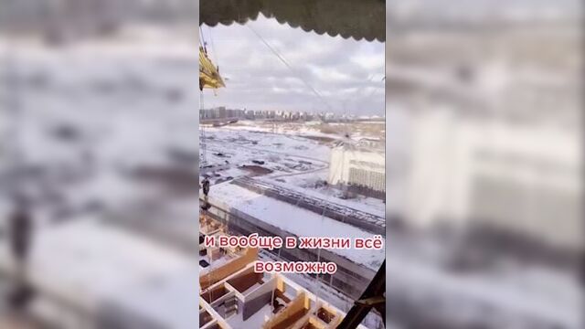 Тикток-блогер_ка эльвира крановщица погибла из-за падения строительного крана во время сильного ветра. мощный ветер раскачал ко