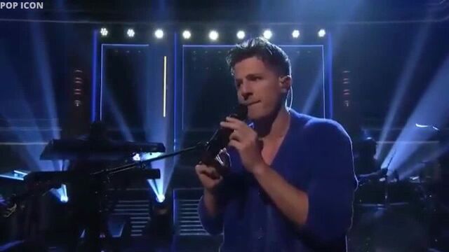 Чарли пут "left and right / loser".