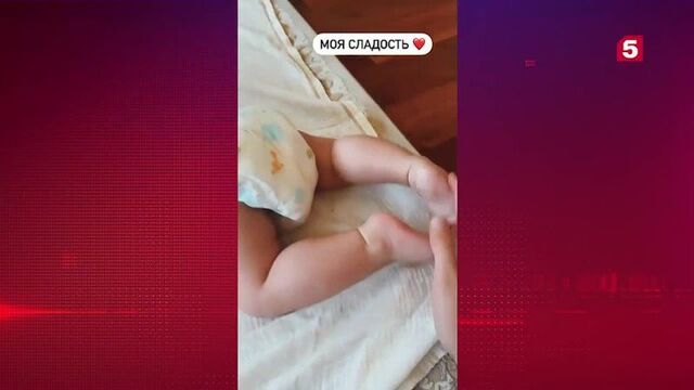 Как выглядит внучка валерии и как она учится ползать