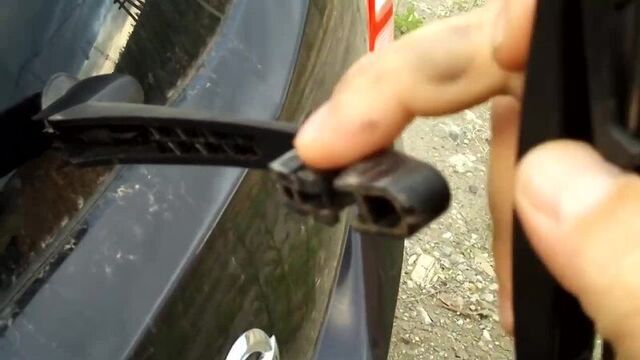 Замена резинок на дворниках (щетках стеклоочистителя)