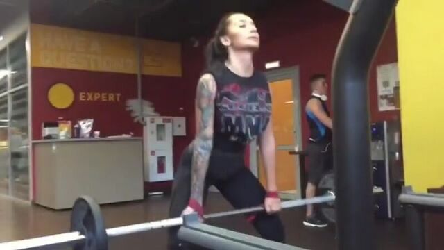 Ринг-герл м-1 анжелика андерсон выполняет приседания сумо