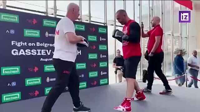 Мурат гассиев и карлоус уэлч отработали удары перед выходом на ринг.