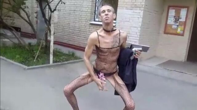 Голый алексей панин в женском белье дрочит на улице