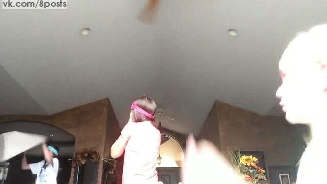 3 девочки занимаются причёсками, а кот на заднем плане застревает в лампе и орёт / cat got it's head stuck in the lamp