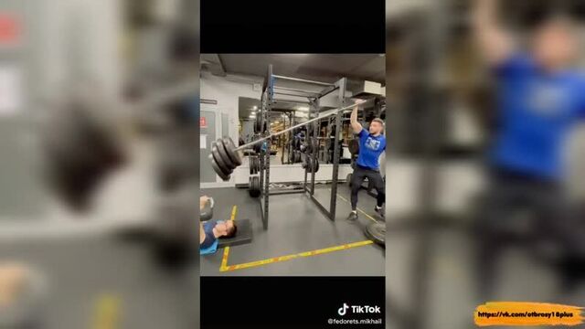 Годный тик-ток - убил ботаника в спортзале