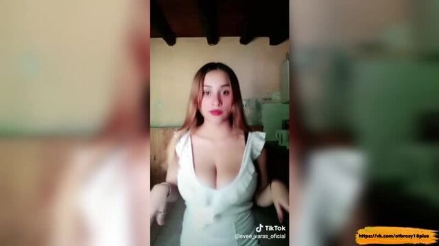 Годный тик-ток - милфа и ее огромная грудь