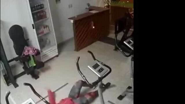 Девушка оклеветала парня сказав что он ее избил (благо камера все записала и его опровдали)